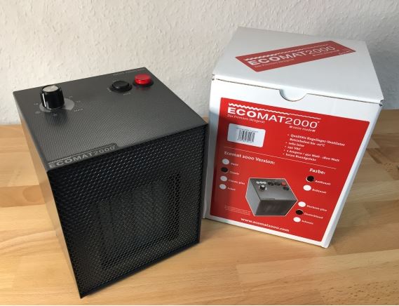 Ecomat 2000 Classic Modell 2019 
Neuheit , jetzt mit Lüfter-Drehzahl Änderung bei Thermostat!

 

Der Klassiker für einen individuellen Einsatz

Das Classic-Modell hat alle Funktionen und Eigenschaften des Basic-Geräts und verfügt zusätzlich über einen Thermostat, um die Wärme individuell einzustellen. Dieser Heizlüfter ist speziell geeignet für den Dauerbetrieb als Heizung und Frostwächter in Wohnungen, im Wintergarten, Caravan und Boot. Wie das Basic-Modell verfügt auch der Classic über drei Leistungsstufen (450 W/750 W/1800 W mit Absicherungen von 2/4/10 Amp.) und ist daher auch an schwach abgesicherte Leitungen anschließbar.

Alle Eigenschaften und Vorteile auf einen Blick: 

robustes pulverbeschichtetes Alugehäuse
kugelgelagerter Axialventilator
integrierter Tragegriff
3 Leistungsstufen
Thermostat
schnell warm
flüsterleise
für den Dauerbetrieb geeignet
bis –20° einsetzbar
keine Brandgefahr dank Keramik-Heizelement
Abschalt-Automatik
einfache Bedienung durch Betriebskontrollleuchte und Thermostat-Drehknopf
integrierter Tragegriff
Maße: 

Breite: 14 cm
Tiefe: 14,5 cm
Höhe: 18 cm
NEU: Optional ist nun auch für den Classic die Hochsee-Ausführung erhältlich – empfohlen für die Verwendung in salzhaltiger Luft, z. B. auf Yachten oder bei häufigerem Aufenthalt in Meernähe. 