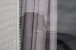 Fensterfolien sind dezent getönt. Die Gardinen sind aus einem weichen Stoff, welches das Zelt zusätzlich aufwertet.