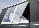 Die Fensterklappe in der Seitenwand ist hochrollbar oder als Lüftungshaube ausstellbar. Die Lüftungshaube sorgt bei schlechtem Wetter für eine gute Belüftung im Zelt.