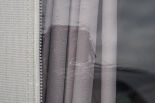 Fensterfolien sind dezent getönt. Die Gardinen sind aus einem weichen Stoff, welches das Zelt zusätzlich aufwertet.
