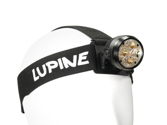 Eine neue Lampe Wir haben unsere bewährte Wilma komplett überarbeitet. Ihr hochwertiger Aluminiumkörper ist jetzt noch robuster, noch schöner und vor allem noch funktioneller. Mehr Kühlrippen, mehr Zubehör, neue Schnellspanner zur Montage an Stangen und ein neues, noch komfortableres Stirnband - das und mehr macht die aktuelle Generation der Wilma zu deiner perfekten Begleitung für jede noch so verrückte Nacht. Eine neue Lampe Wir haben unsere bewährte Wilma komplett überarbeitet. Ihr hochwertiger Aluminiumkörper ist jetzt noch robuster, noch schöner und vor allem noch funktioneller. Mehr Kühlrippen, mehr Zubehör, neue Schnellspanner zur Montage an Stangen und ein neues, noch komfortableres Stirnband - das und mehr macht die aktuelle Generation der Wilma zu deiner perfekten Begleitung für jede noch so verrückte Nacht.