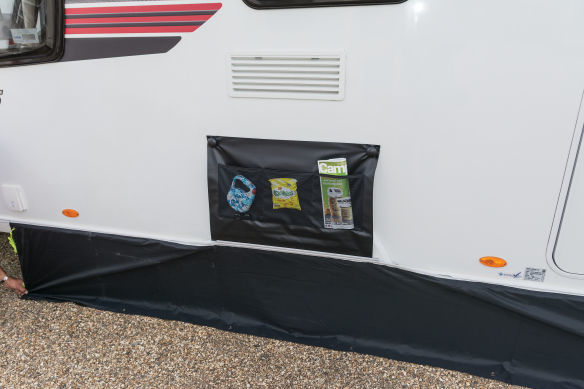 Kampa Dometic Radkastenabdeckung (schwarz) m. Netztasche & Saugnäpfen - Einachser Kampa Dometic Radkastenabdeckung (schwarz) m. Netztasche & Saugnäpfen - Einachser