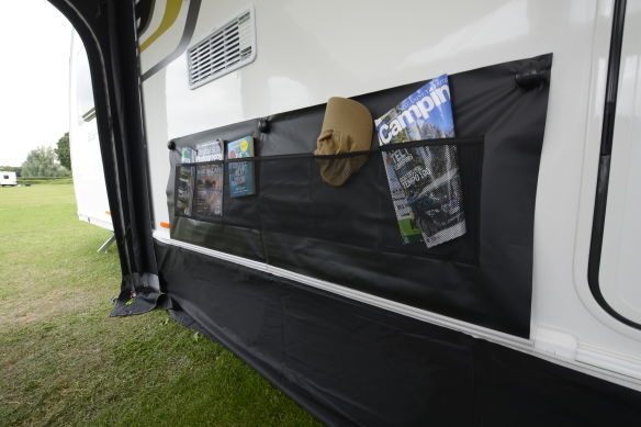 Kampa Dometic Radkastenabdeckung (schwarz) m. Netztasche & Saugnäpfen - Tandemachser