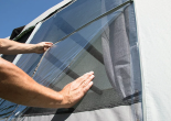 Die Fenster mit Moskitogaze können bei schlechtem Wetter von außen mit einer Folienklappe verschlossen werden.